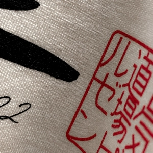 sítotisk detail světlé tričko 