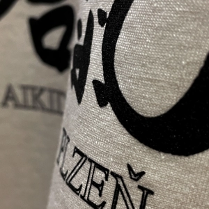 sítotisk detail světlé tričko aikido